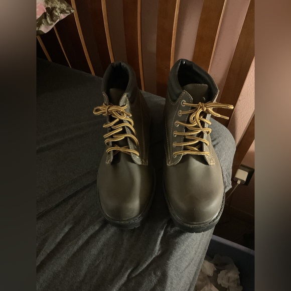 Rugged Outback Mens Work Boots Size 8W brown Waterproof Skid Resistant - Picture 1 of 7